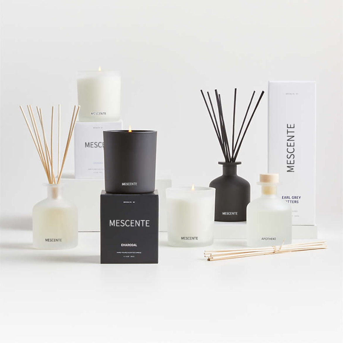 Подарочный набор ароматических диффузоров M&Scent под торговой маркой фиолетового цвета с коробкой